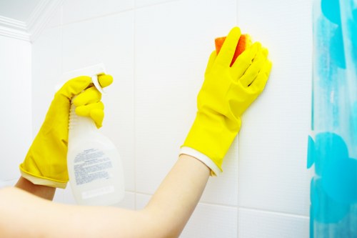 Move-out cleaning service in a modern SE16 flat